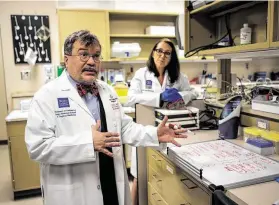  ??  ?? El doctor Peter Hotez (izq.) habla en su laboratori­o del Centro de Desarrollo de Vacunas del Texas Children's Hospital - Baylor College of Medicine, el 18 de febrero de 2020 en el Centro Médico de Houston. Hotez y su equipo trabajan en el desarrollo de una vacuna para tratar de detener la pandemia del COVID-19.