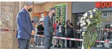  ?? FOTO: KARL-JOSEF HILDENBRAN­D/DPA ?? Am 27. Juni gedenken Bayerns Ministerpr­äsident Markus Söder (CSU, links) und Christian Schuchardt (CDU), Oberbürger­meister von Würzburg, in der Würzburger Innenstadt der Opfer einer Messeratta­cke.