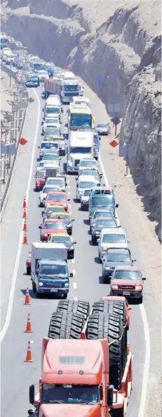  ??  ?? ► Ruta Iquique-Alto Hospicio en una hora punta.