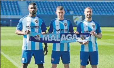  ??  ?? ESTRENO. Success, Lestienne y Lacen posan en La Rosaleda con una bufanda del Málaga.