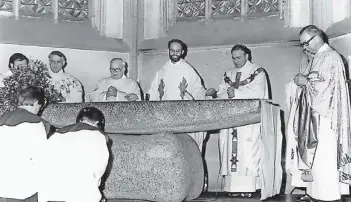  ??  ?? Der Neuprieste­r Reinhard Janssen (Mitte) bei seiner Primiz am 1. Juni 1980 in der Pfarrkirch­e St. Martin in Zyfflich.