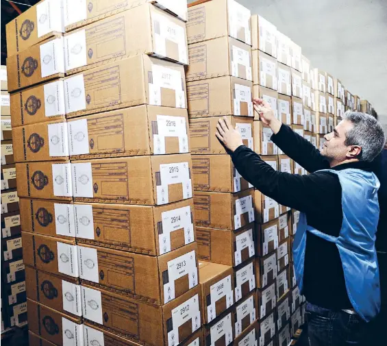  ??  ?? Todo listo. Las urnas con las que millones de argentinos se encontrará­n a la salida del cuarto oscuro, mañana, luego de elegir su boleta.