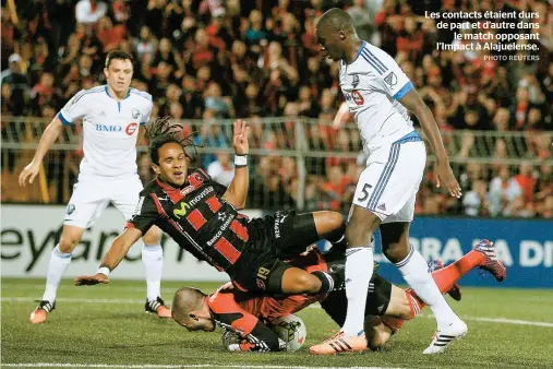  ??  ?? Les contacts étaient durs de part et d’autre dans
le match opposant l’Impact à Alajuelens­e.