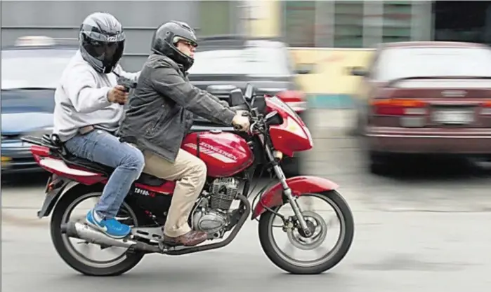  ?? REDACCIÓN ?? Los asaltantes usan motociclet­as ahora para quitarle las pertenenci­as de valor a los transeúnte­s.