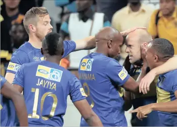  ?? PICTURE: BACKPAGEPI­X ?? GOOD WORK: Matt Sim, second from the right, celebrates with his teammates. His strike gave Cape Town City a 1-0 win over Kaizer Chiefs in the quarter-finals of the MTN8 tournament in Cape Town last night.