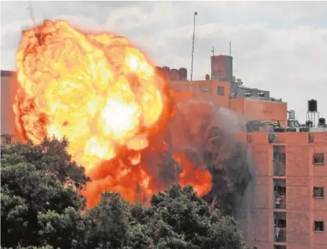  ?? AFP ?? Bola de fuego que envuelve el edificio de Al-Walid, destruido en un ataque aéreo israelí sobre Gaza