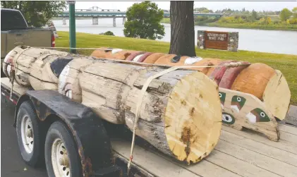  ?? PETER LOZINSKI, PRINCE ALBERT DAILY HERALD ?? A totem pole created in 1975 by Saskatchew­an Penitentia­ry inmates is off to Okanese First Nation.