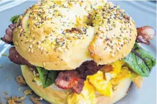  ??  ?? Ein knuspriger Bagel aus Hefeteig mit Speck und Rührei ist in London schon zum Frühstück zu haben – gibt’s auch in der koscheren Variante.