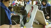  ??  ?? DARI PEREMPUAN: Ovy Noviardhya­ni (kiri), salah seorang pelukis yang berpartisi­pasi dalam pameran bertajuk Metamorfos­is. ON THE SPOT: Pembukaan pameran kemarin diwarnai dengan melukis bersama.