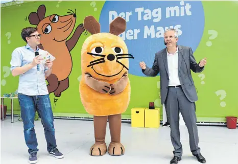  ?? FOTO: SPIELELAND ?? Ralph Caspers (links), der Moderator der „Sendung mit der Maus“, kommt seit 2014 regelmäßig für den großen „Tag mit der Maus“ins Ravensburg­er Spieleland. Hier steht er zusammen mit Professor Jörg Wendorff bei der Live-Show auf der Bühne.