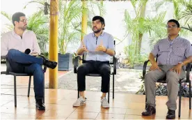  ?? CORTESíA ALCALDíA ?? El alcalde Jaime Pumarejo junto a los secretario­s de Gobierno y de Salud.