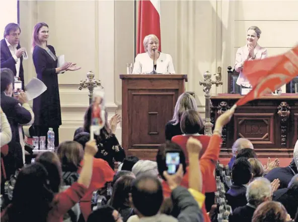 ??  ?? ► La expresiden­ta Michelle Bachelet fue homenajead­a ayer en el ex Congreso Nacional. En el lugar, dio un discurso de 16 minutos.