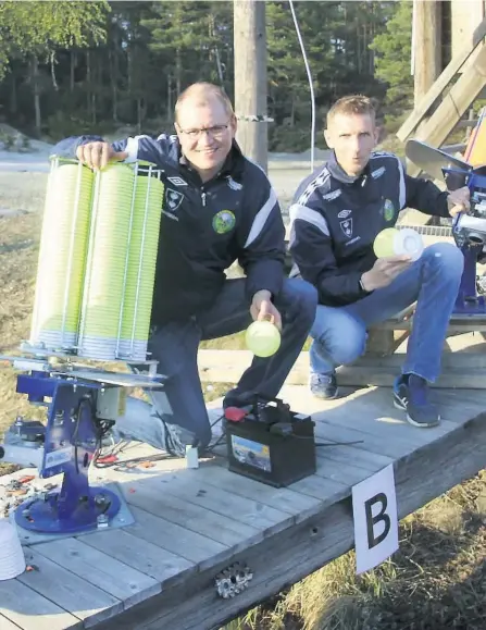  ?? BEGGE FOTO: LENNART SKOGLUND ?? til å dele ut kongepokal­en under årets NM i leirduesti i Kroken.