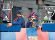  ??  ?? Iniesta, con gorro de juglar.