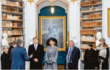  ?? Foto: Jens Schlueter, Getty Images ?? Der niederländ­ische König Willem Alexander und seine Frau Máxima (beide in der Mitte) besuchen Deutschlan­d und schauen sich etwa die Herzogin Anna Amalia Bibliothek in Weimar an.