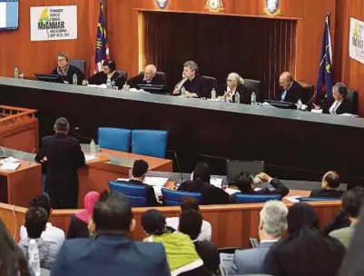  ??  ?? Hakim mendengar keterangan saksi pada persidanga­n Permanent People Tribunal di Universiti Malaya, Kuala Lumpur, semalam.
