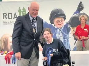  ??  ?? Lucy Armstrong pictured being presented her rosette for second place in the countrysid­e challenge.