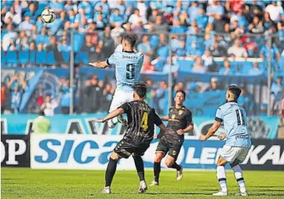  ?? PRENSA BELGRANO ?? JOAQUÍN SUSVIELLES. El delantero se eleva para meter el cabezazo del 1-1, que llegó tras una gran jugada colectiva del Celeste.