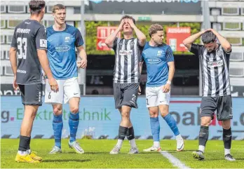  ?? FOTO: THOMAS SIEDLER ?? Erlebten gegen Schott Mainz an diesem Samstag ihr blaues Wunder: Maroc Rienhardt, Mario Szabo und Paolo Maiella.