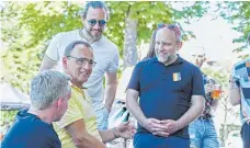  ?? FOTO: OBS ?? Markus Ewald (in gelb), ehemaliger Bürgermeis­ter von Weingarten, und Simon Blümcke (rechts), Erster Bürgermeis­ter von Ravensburg, waren dabei.