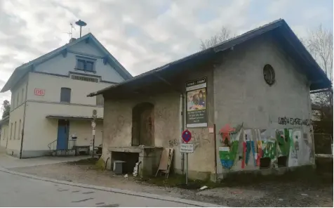  ?? Foto: G. Modlinger ?? Ebenso wie das Stationsge­bäude (links) steht der Güterschup­pen am Bahnhof in Schondorf unter Denkmalsch­utz. Er ist seit zehn Jahren ein Streitobje­kt.