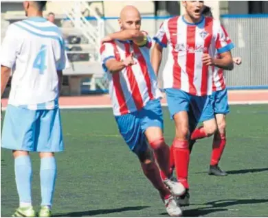  ?? POLIALMERI­A.ES ?? El rojiblanco Ruzzo celebrando su gol del viernes ante el Alhaurín.