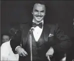  ?? JOE WILLIS/ SUN SENTINEL FILE PHOTOGRAPH ?? Burt Reynolds talking before a crowd on Nov. 22, 1982. Reynolds has died at the age of 82.