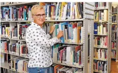  ?? FOTO: IRIS MAURER ?? Ute Kaufmann kümmert sich um die Schätze ihrer Bibliothek.