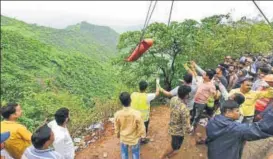  ?? PRATHAM GOKHALE/HT ?? Not only NDRF and fire department, even local residents and NGOS lent a helping hand during the rescue operation, which went on for more than 24 hours, at Raigad on Sunday.