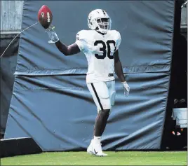  ?? Heidi Fang ?? Las Vegas Review-journal @Heidifang Raiders running back Jalen Richard runs through a drill Sunday at the team’s training camp in Napa, Calif. He later left practice with an injury.