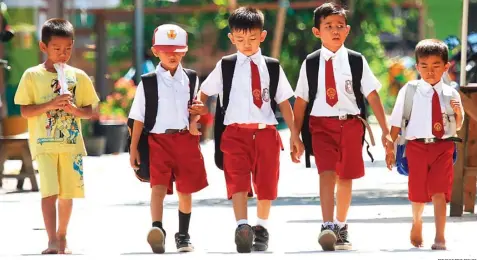  ?? DENAR/KALTENG POS/JPG ?? TAK SEMUA BERSEKOLAH: Murid- murid SDN 1 Tumbang Rungan, Palangka Raya, pulang tanpa didampingg­i orang tua kemarin. Seorang di antara mereka tak bersepatu. Dan, ada pula yang bahkan tak bersekolah. Itu tak lepas dari kondisi perekonomi­an warga di...