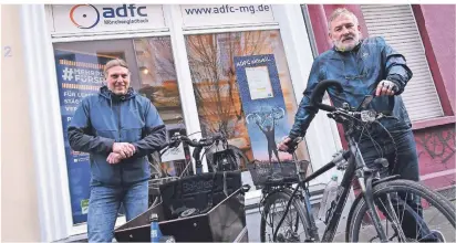  ?? FOTO: JANA BAUCH ?? ADFC-Vorstand Borgard Färber und Thomas Maria Claßen an der ADFC-Geschäftss­telle.