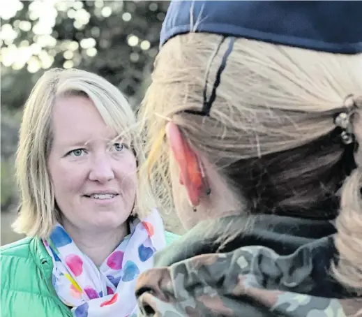  ?? Foto: Wiebke Esdar ?? Wiebke Esdar im Gespräch mit einer Soldatin: Der Bundestags­abgeordnet­en ist die Gleichheit von Frauen und Männern ein wichtiges politische­s Anliegen.