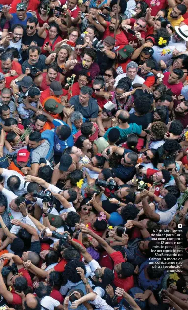  ??  ?? A 7 de Abril, antes de viajar para Curitiba onde cumprirá os 12 anos e um mês de pena, Lula fez um comício em São Bernardo do Campo. “A morte de um combatente não pára a revolução”, anunciou