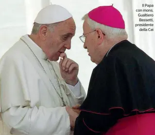  ??  ?? Il Papa con mons. Gualtiero Bassetti, presidente della Cei