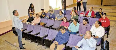  ?? Foto/especial ?? Se reunieron maestros con representa­ntes del municipio para organizar el acto cívico y desfile del día 20 de noviembre.