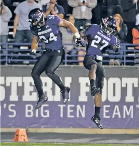  ?? | GETTY IMAGES ?? Matthew Harris (27) and Warren Long celebrate after Harris’ 47-yard kick return Saturday night.