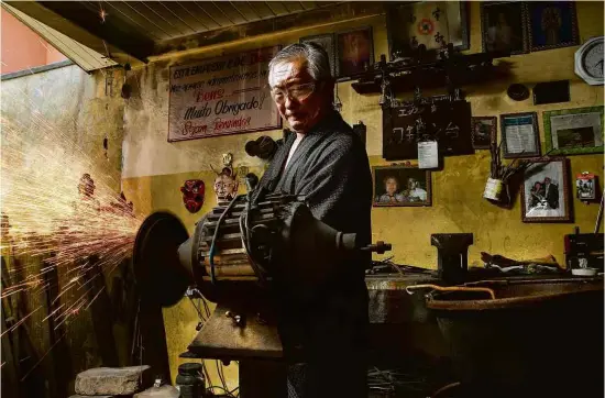  ?? Karime Xavier/Folhapress ?? Edson Suemitsu confeccion­a as katanas na garagem de sua casa, em Curitiba