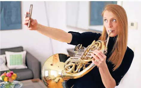  ?? FOTO: THOMAS WEISSSCHNU­R ?? Lisa Rogers, Hornistin der Düsseldorf­er Symphonike­r, bei der Aufnahme ihres Parts für den Video-Unterricht.