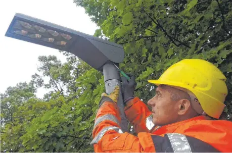  ?? ARCHIVFOTO: BERNHARD FESSELER ?? Schon 43 Prozent der Ravensburg­er Straßenlat­ernen sind auf LED umgestellt. Die Lampen verbrauche­n zwar weniger Strom, ihr Licht wird aber von vielen Menschen als unangenehm empfunden.