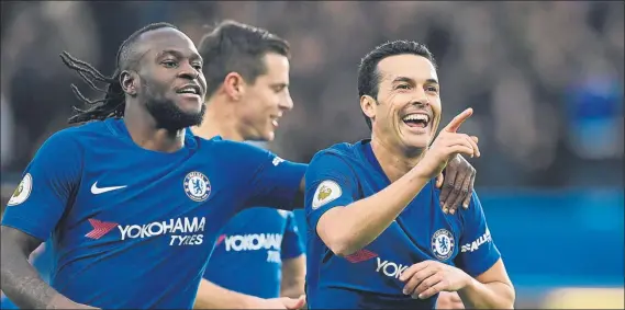  ?? FOTO: EFE ?? Pedro celebra el 3-0, de su cosecha El exjugador del Barça fue uno de los destacados del Chelsea junto a Willian y Drinkwater ante un Stoke que jugó el papel de víctima fáacil