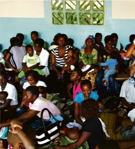  ??  ?? Des mères séropositi­ves et leurs enfants au centre de santé de Munhava à Beira (Mozambique­à le 15 juin 2012.