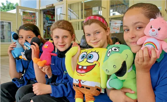  ?? PAULA HULBURT/ STUFF ?? Whitney Street School pupils, from left, Kyla Thornstens­en, 10, Charlotte Hutchison, 10, Jasmine O’Connor, 11, and Mayara Pink, 10, have been sorting toy donations for the new Lights Over Marlboroug­h stall.