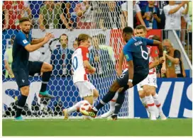  ??  ?? Pogba marca el 3-1 parcial ante Croacia en la Final de la Copa del Mundo.