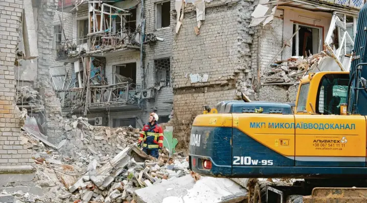  ?? Fotos: Till Mayer ?? Ein Häuserbloc­k in Mykolajiw nach einem russischen Raketenang­riff. Unter den Trümmern wird noch der Leichnam eines Bewohners vermutet. Insgesamt kamen hier sieben Menschen ums Leben.