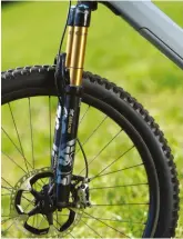  ??  ?? Les roues Reynolds carbone accentuent la rigidité du Canyon, déjà travaillée avec son triangle avant en composite.