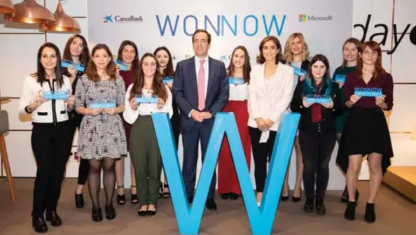  ??  ?? Gonzalo Gortázar, consejero delegado de CaixaBank, y Pilar López, presidenta de Microsoft España, con las ganadoras de la primera edición de los Premios WONNOW.