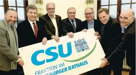  ?? Foto: Silvio Wyszengrad ?? Sieben auf einen Streich: Dimitrios Tsantilas (Dritter von links) und Rolf Rieblinger (Dritter von rechts) kehren zur CSU Fraktion zurück. Dies freut die Führungsri­ege mit (von links) Leo Dietz, Ralf Schönauer, Johannes Hintersber­ger, Bernd Kränzle und...