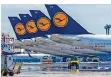  ?? FOTO: ROESSLER/DPA ?? Lufthansa will den Flugbetrie­b langsam wieder hochfahren.