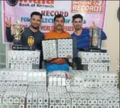  ?? HT PHOTO ?? Shyam Sunder Sadhnani (centre) with his sons after being feted with World Record Holders Excellence Award. Sadhnani has more than 5,000 coins in his collection.